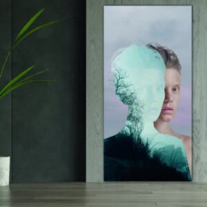 Tableau Femme couverte par la nature. Bonne qualité, original, accrochée sur un mur à côté d'une vase dans un salon