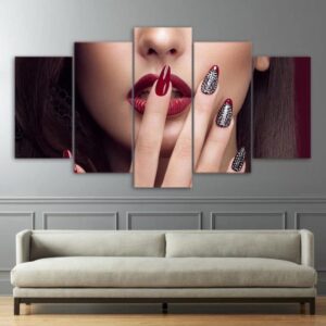 Tableau femme main sur la bouche