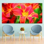 Tableau Les lys rouge. Bonne qualité, original, accrochée sur un mur au dessus d'une chaise dans un salon.