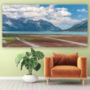 Tableau montagne dans les nuages. Bonne qualité, original, accrochée sur un mur au dessus d'un canapé dans un salon