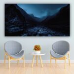 Tableau montagne dans la brume noire. Bonne qualité, original, accrochée sur un mur au dessus des chaises et une table dans un salon
