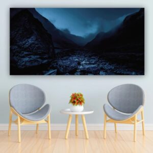 Tableau montagne dans la brume noire. Bonne qualité, original, accrochée sur un mur au dessus des chaises et une table dans un salon