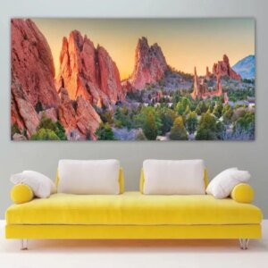 Tableau montagne exceptionnelle. Bonne qualité, original, accrochée sur un mur au-dessus d'un canapé dans un salon