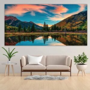 Tableau Montagne à côté d'un ciel coloré. Bonne qualité, original, accrochée sur un mur au dessus d'un canapé dans un salon