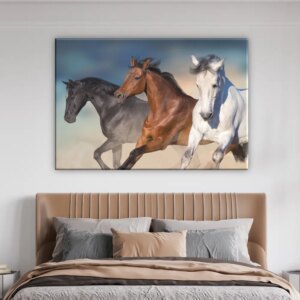 Tableau 3 chevaux courants. Bonne qualité, original, accrochée sur un mur au dessus d'un lit dans un salon