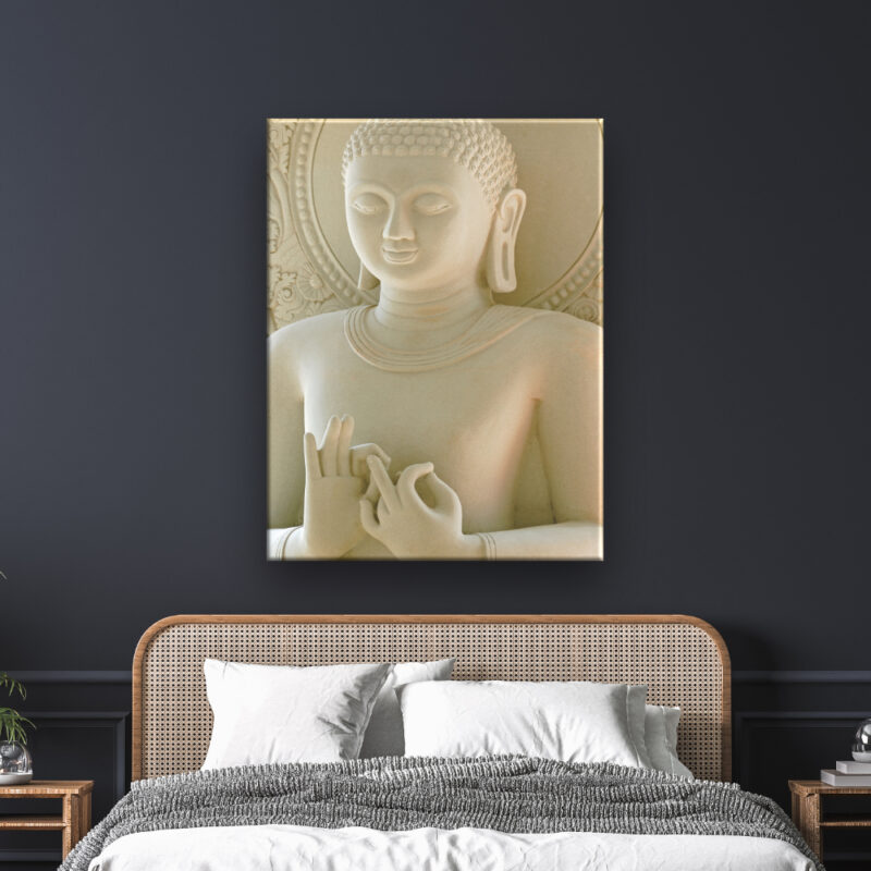 Tableau Bouddha blanc. Bonne qualité, très original accroché sur un mur au-dessus d'un lit avec deux table de nuit.