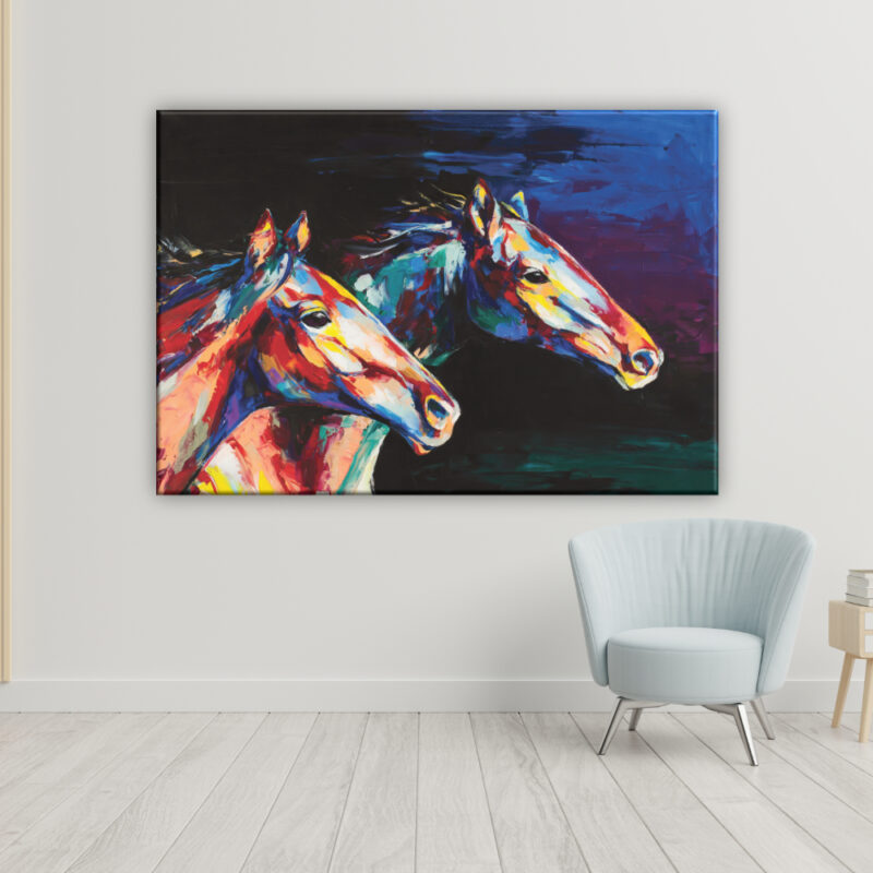 Tableau chevaux multicolores. Bonne qualité, original, accrochée sur un mu dans un salon