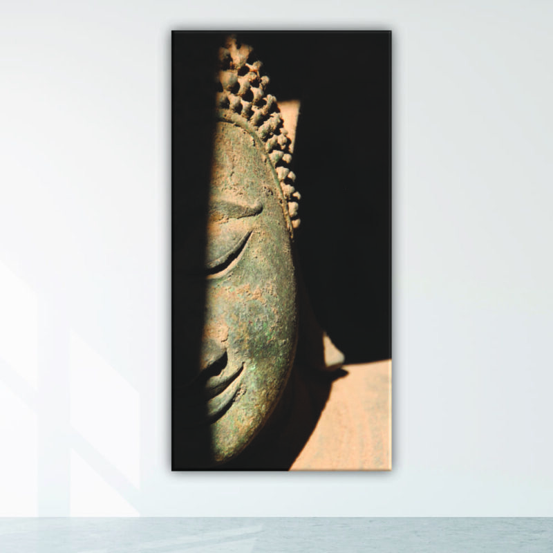 Tableau demi tête bouddha. Bonne qualité, original, accrochée sur un mur dans un salon