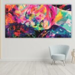 femme géométrique multicolore. 08:37 Bonne qualité, original, accrochée sur un mur au dessus d'un chaise dans un salon