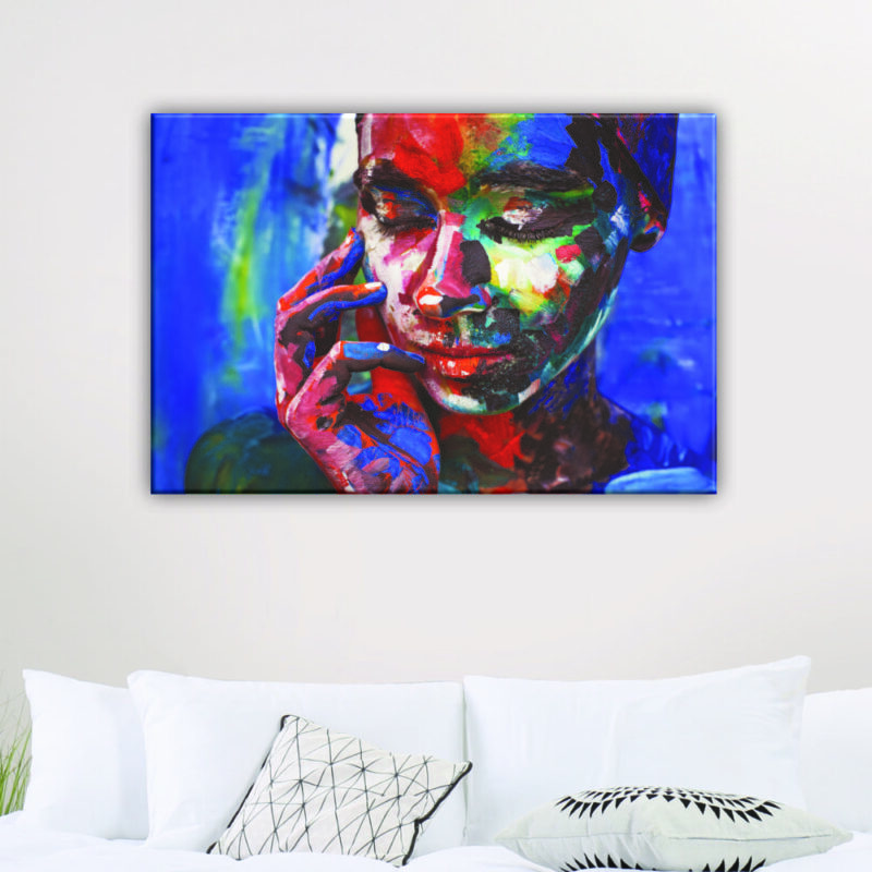 Tableau femme pensante. Bonne qualité, original, accrochée sur un mur au dessus d'un canapé dans un salon