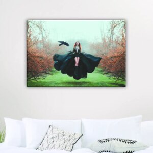 Tableau femme vêtement gothique. Bonne qualité, original, accrochée sur un mur au dessus d'un canapé dans un salon