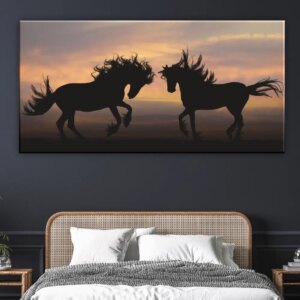 Tableau ombre duel de chevaux. Bonne qualité, original, accrochée sur un mur au-dessus d'un lit avec deux tables nuit dans une maison