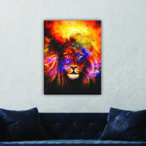 Tableau tête de lion cosmique. Bonne qualité, original, accrochée sur un mur au dessus d'un canapé dans un salon