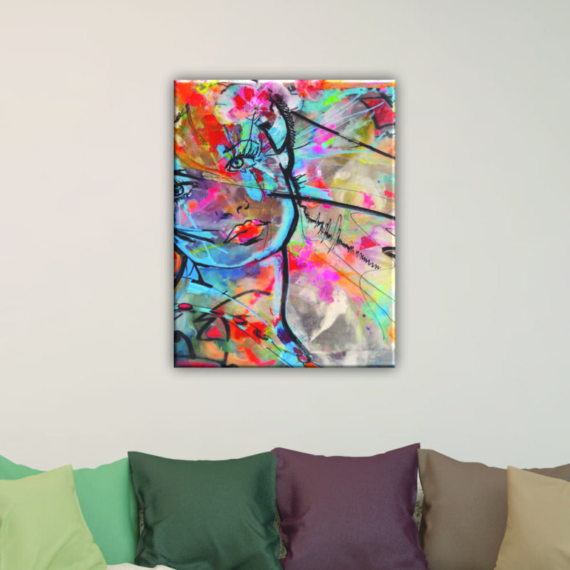 img_Tableau-visage-femme-bleue-multicolore_01 Tableau visage femme bleue multicolore. Bonne qualité, original, accrochée sur un mur au dessus d'un canapé dans un salon